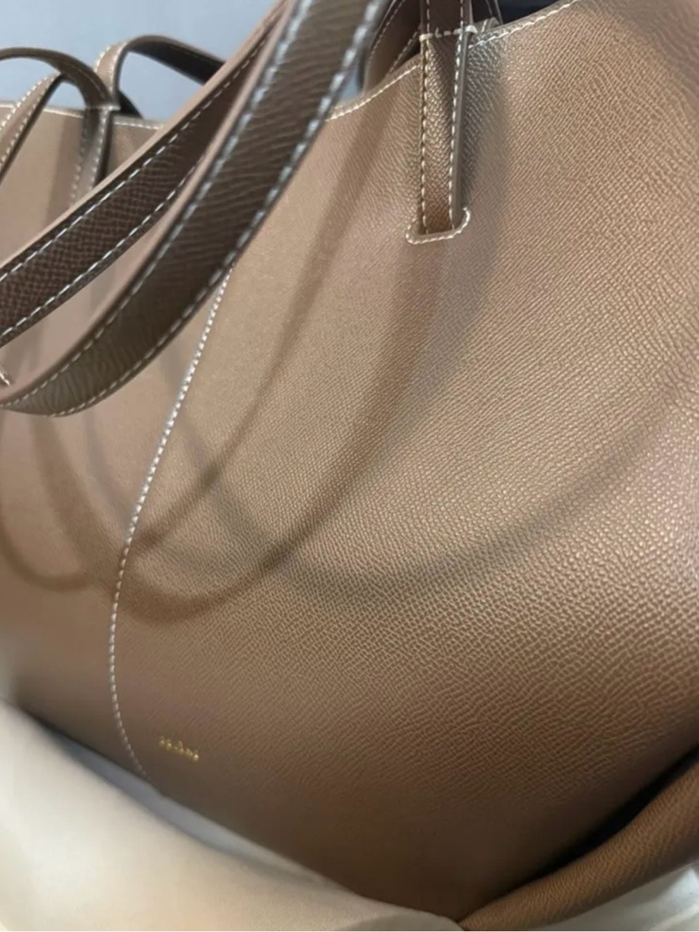 Pole’ne

Classic Brown Structured Tote Handbag - Elegant Everyday Carry